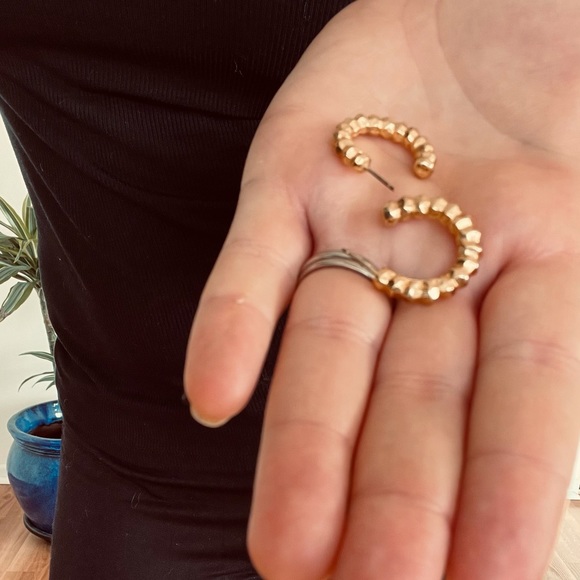 Vintage Jewelry - vintage Gold Little Hoop Earring unique hoop